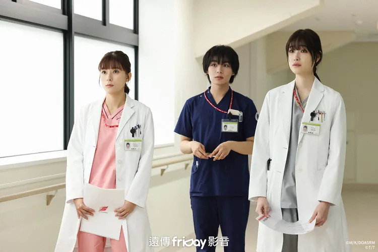 芳根京子（左起）、大西流星、高橋光飾演醫院同期。friDay影音提供