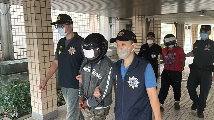 2移工被捕移送法辦。航警局提供