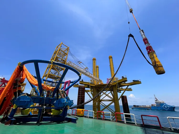 打樁作業前，將油壓衝擊鎚吊裝至水下基礎上。SFE寶崴海事工程提供