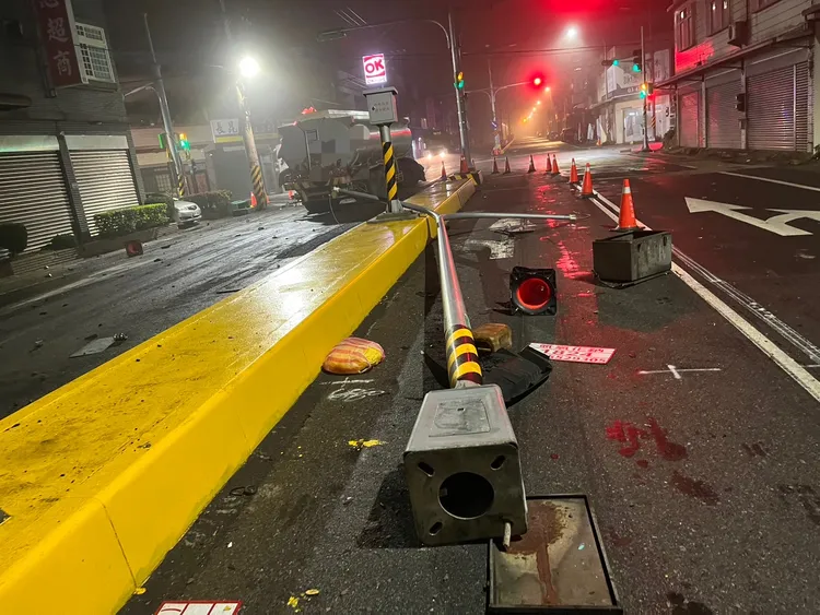 路燈桿被撞斷。楊梅警分局提供