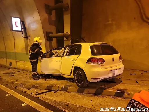 福斯「小鋼砲」國6自撞隧道牆 37歲駕駛傷重不治