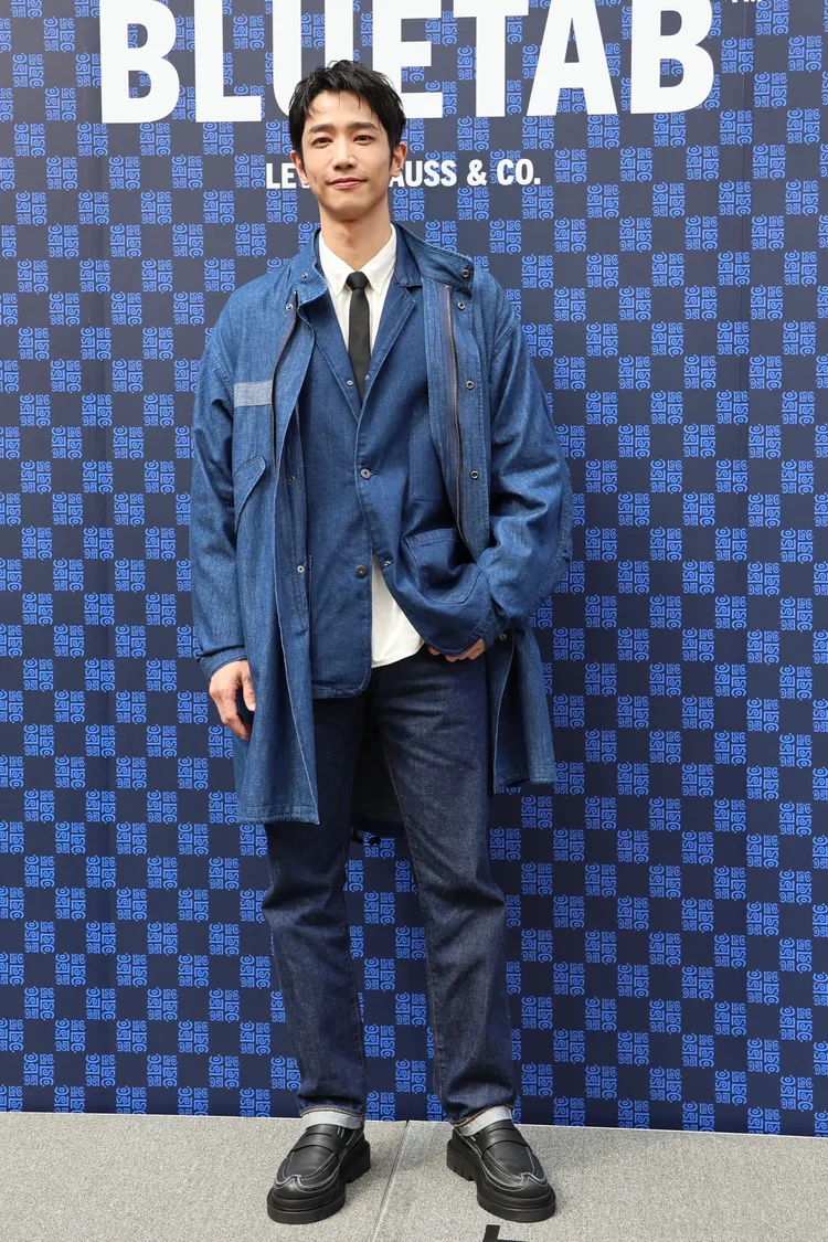 劉以豪換上Levi’s Blue Tab藍標支線的長夾克內搭丹寧西裝外套以及經典501褲款。莊宗達攝