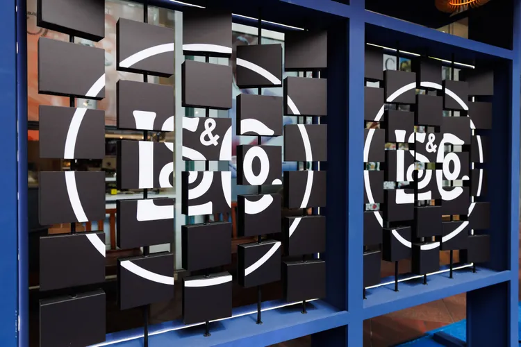 Levi’s透過鳥居和繪馬翻的等設計致敬日本神社參拜的東方美學。品牌提供