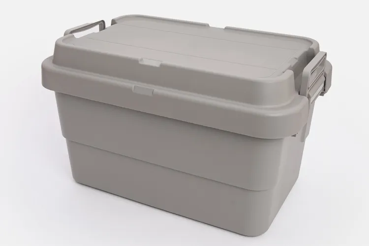 日本RISU TRUNK CARGO可堆疊耐重收納箱原為戶外露營設計，但耐重、防塵、防潑水的蓋型結構，在居家收納中一樣表現出色。業者提供