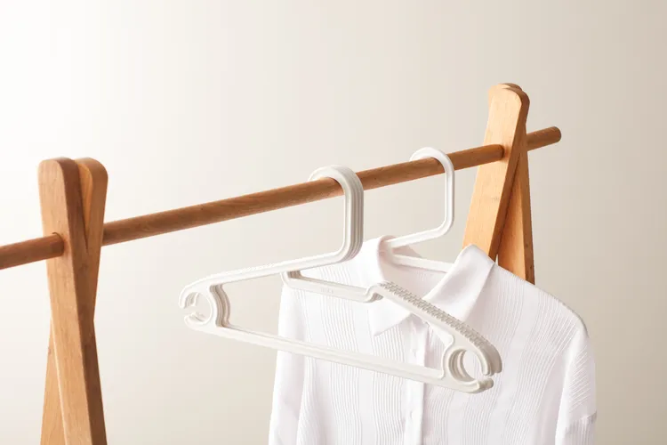 HOLA建議消費者將常穿、易皺、大衣等衣物選擇懸掛，並提供齊全且美型的衣架品項。業者提供