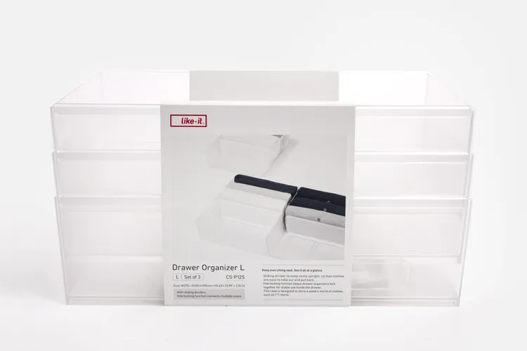 對於不適合懸掛的毛衣、居家服、較少穿著的衣物等，則建議使用抽屜櫃妥善收納於懸掛區下方。推薦來自日本的「Like-it抽屜櫃」，抽屜內部尺寸專為衣物摺疊收納設計。業者提供