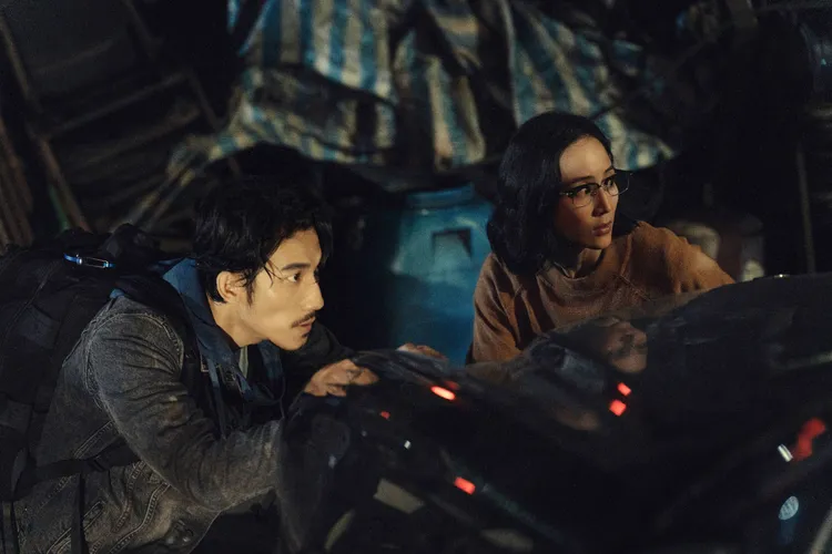 張鈞?試圖協助連炳發不被警方發現其蹤跡。公視、中華電信、瀚草文創） (1)