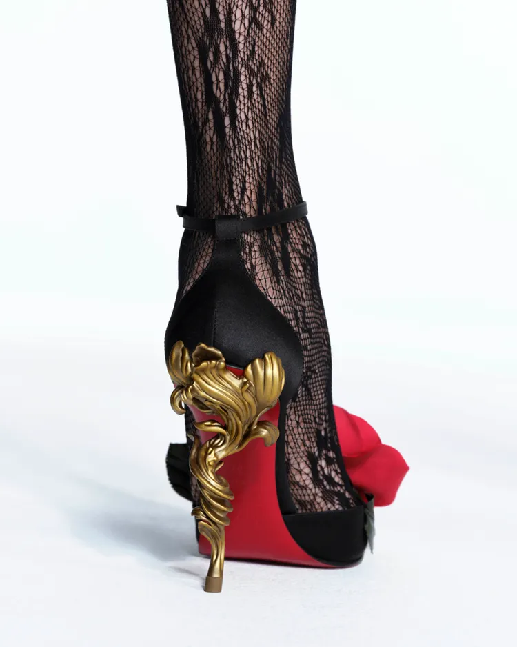 鞋跟的獨特彎曲曲線以及螺旋線條靈感源自 《美女與野獸》的華麗吊燈。品牌提供