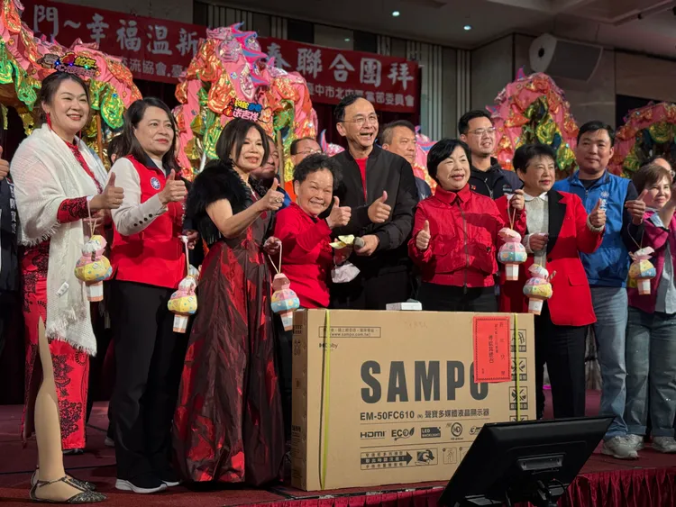 朱立倫到國民黨台中市黨部參加新春團拜。國民黨提供