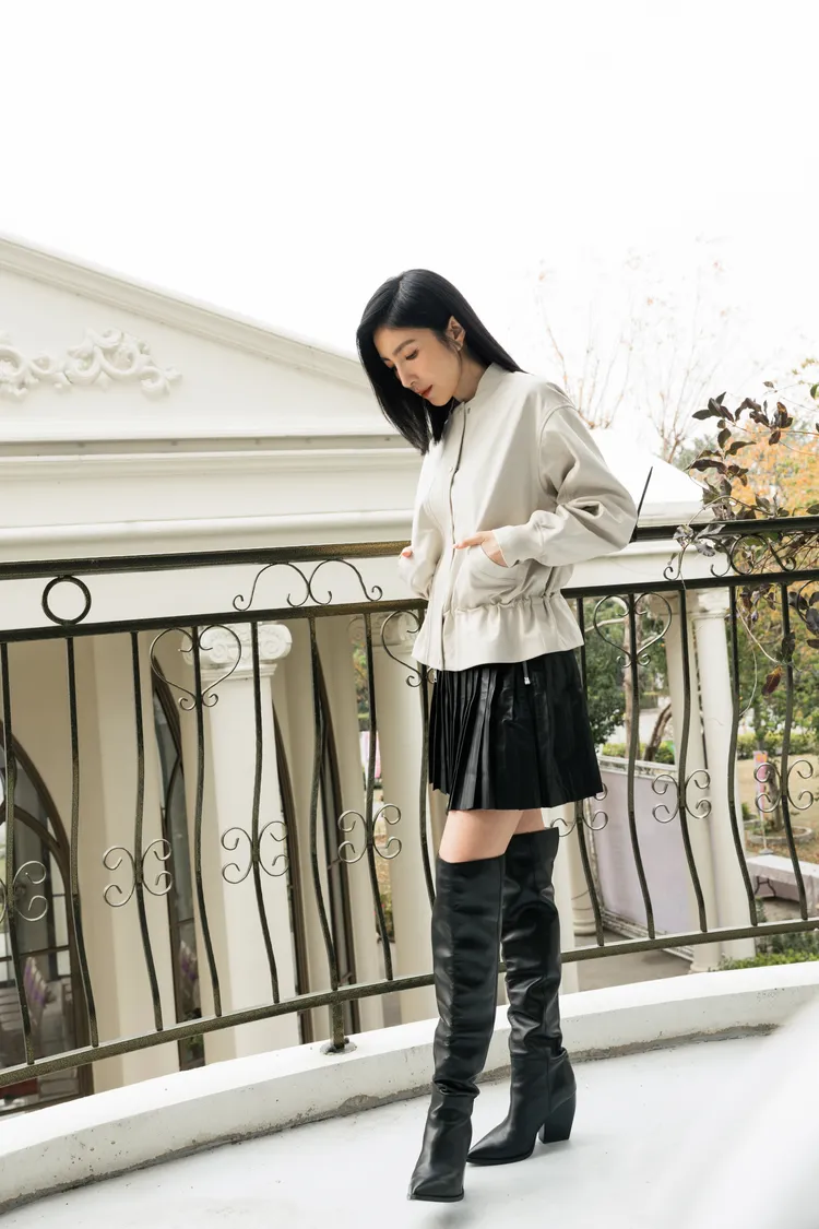 楊謹華選穿了ALLSAINTS SOFI皮衣、羊皮百褶短裙。品牌提供