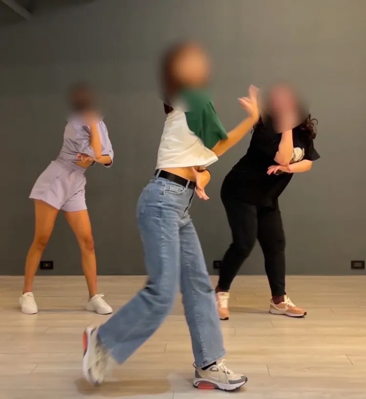 小花愛跳舞，少輔員帶她去熱舞教室上課。翻攝畫面