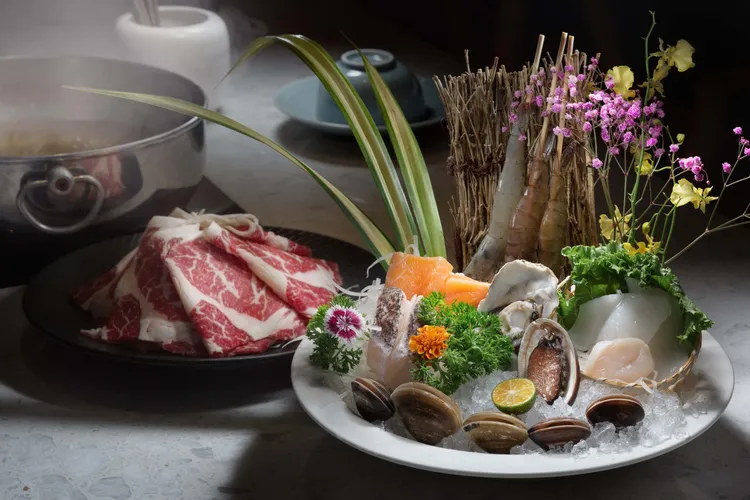 身分證對中4碼則可享每桌一套A5日本頂級黑毛和牛系列或海陸套餐5折優惠。高雄福華提供