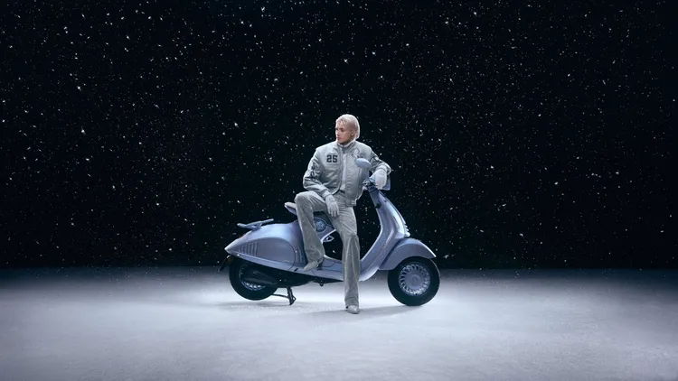 圖為Vespa Snake Capsule Collection短版飛行夾克。原廠照片