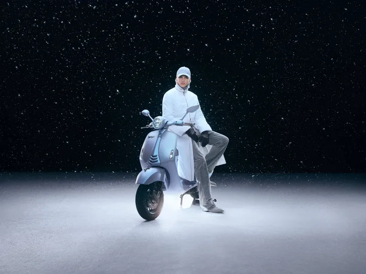 圖為Vespa Snake Capsule Collection長版羽絨外套。原廠照片