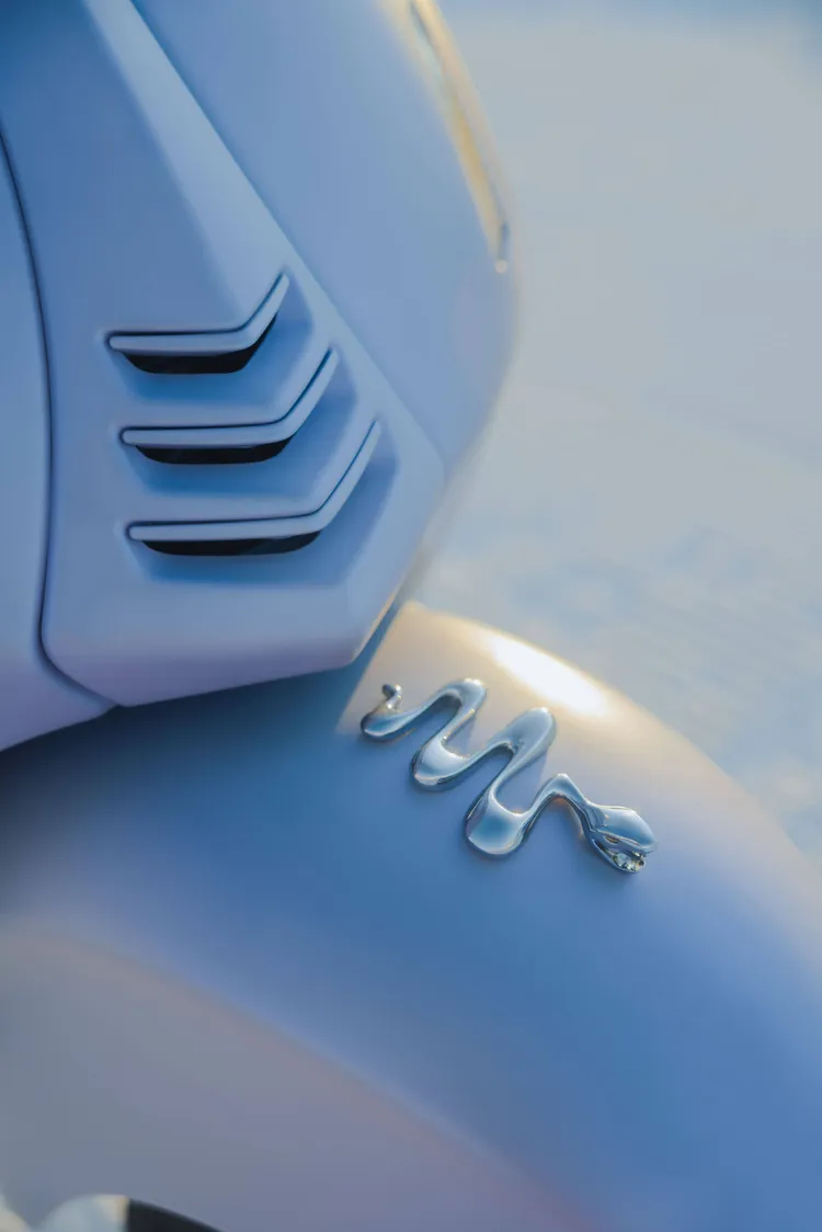 Vespa 946 Snake土除上附有鍍鉻蛇紋徽飾。原廠照片