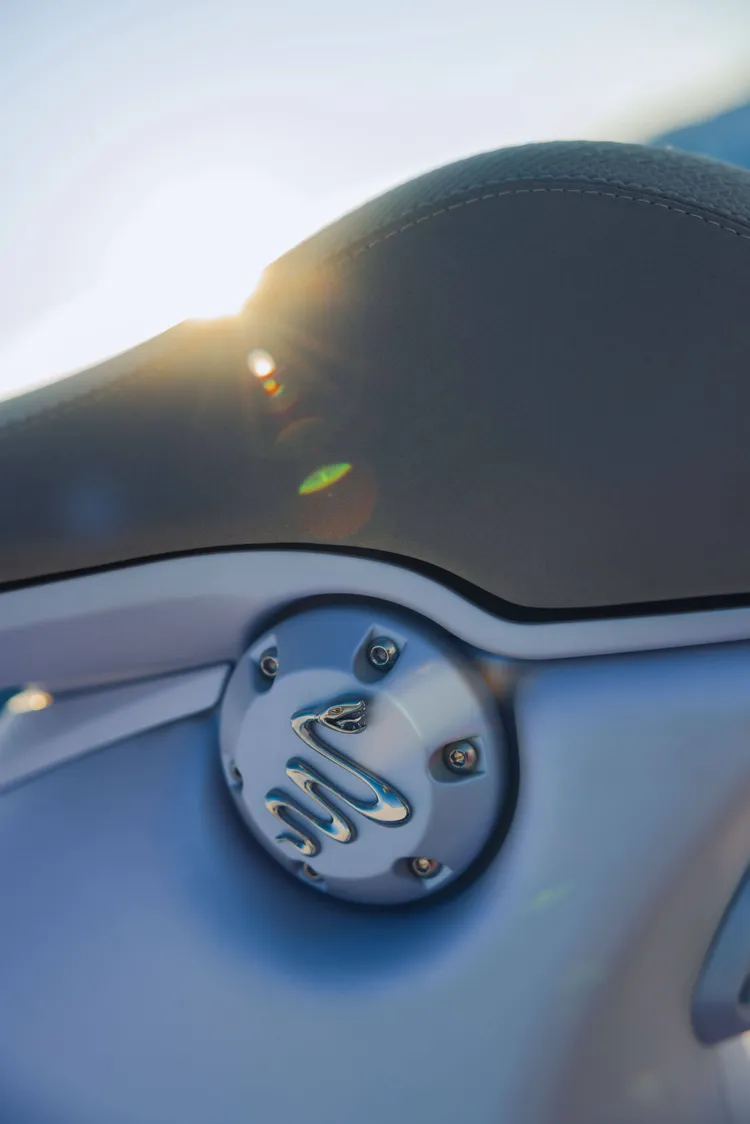 油箱蓋同樣也加入鍍鉻蛇紋徽飾。原廠照片