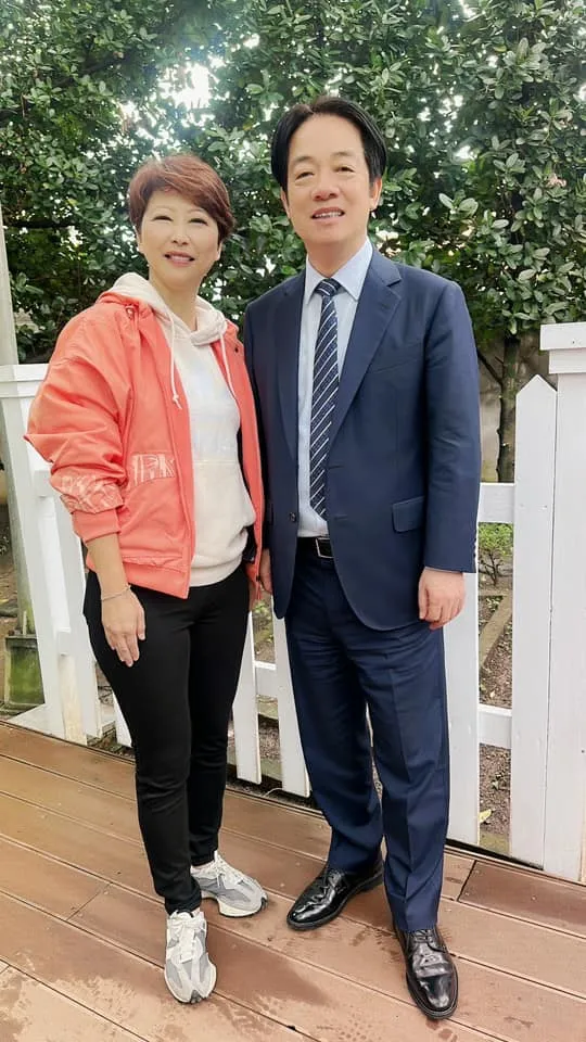 陳亭妃另多曬出一張合照，賴清德眉開眼笑。翻攝臉書