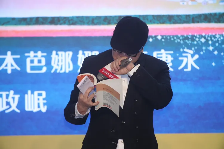 蔡康永先前在書展念吉本芭娜娜文章時，提及思念的人，突然放聲痛哭。攝影中心攝