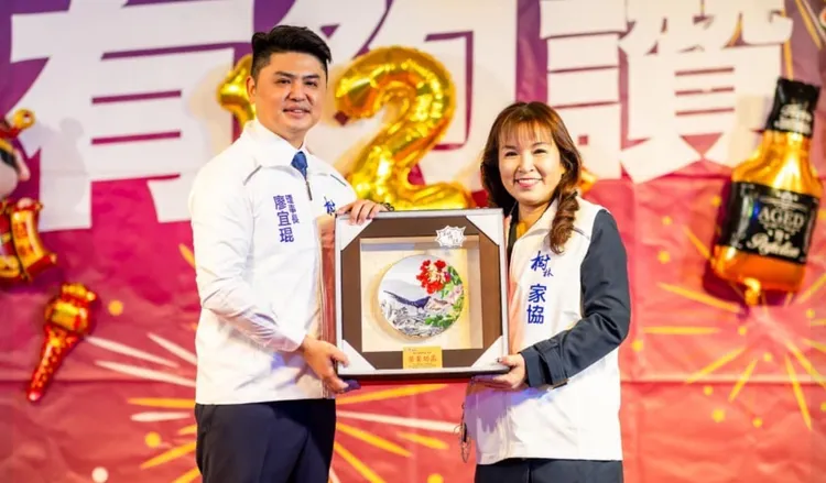 廖宜琨(左)將接任新北市議會民進黨團總召集人職務。翻攝自廖宜琨臉書