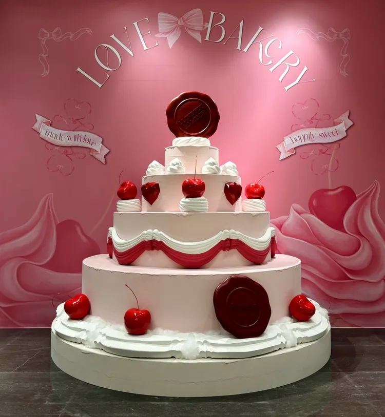 微風南山巨大情人節蛋糕超適合迎情侶們拍攝打卡。業者提供