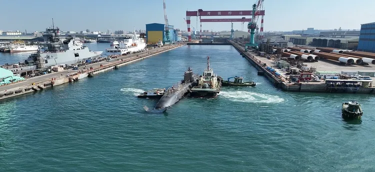 國造潛艦「海鯤號」已於建造乾塢內完成「傾側試驗及準潛航試驗」等工項，接續於今(28)日浮移至測試碼頭，進行後續主機調校與繫泊試俥等測試。圖/台船提供