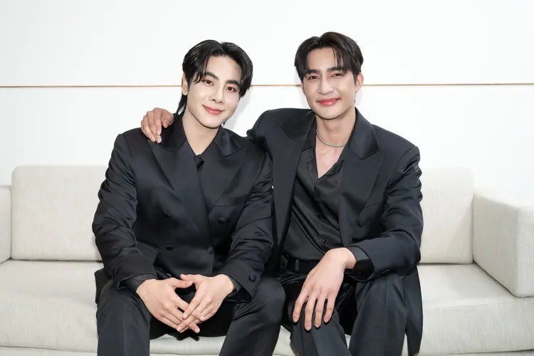 Mix（左）、Earth穿成對方衣服，拍到一半換裝。無限娛樂提供