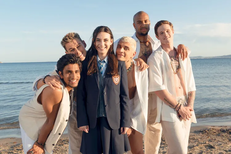 少女主角與俊帥少年接招男團。台北双喜電影提供