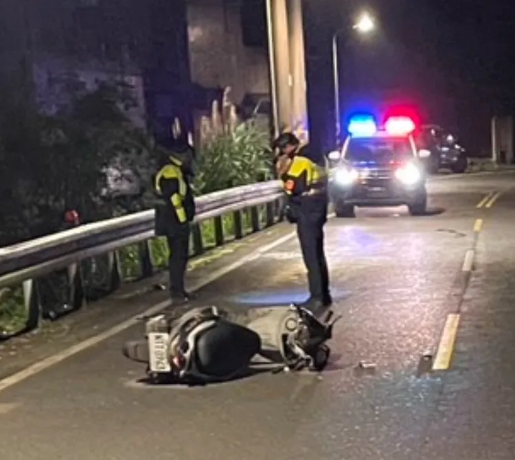 現場機車車頭毀損嚴重、零件四散，可見撞擊力之大。翻攝畫面