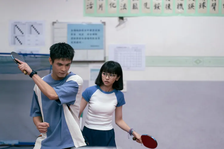 《沒有人會為了我改變》MV裡有邱以太跟陳姸霏兩人練習乒乓球的可愛畫面。興揚電影提供