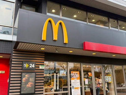 麥當勞內用遇沒禮貌媽媽併桌 提醒反被嗆一句!網曝解法