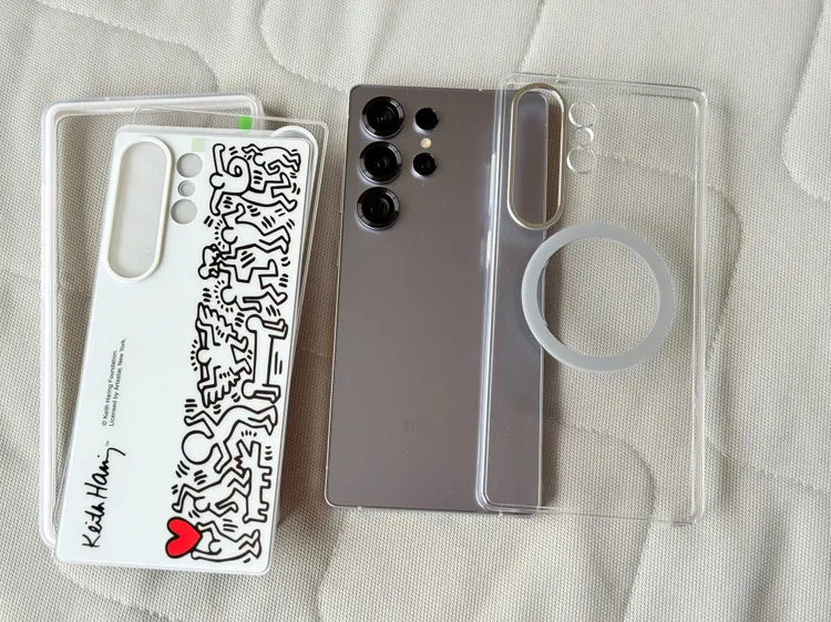 三星原廠推出透明保護殼，兼具無線充電與展現色彩的特色。趙筱文攝