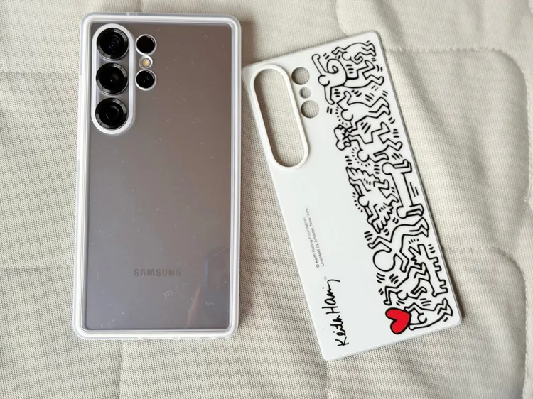 主題式感應保護殼共有感應卡與透明卡兩張，用戶可透過單獨購買感應卡來更換鎖定螢幕主題。趙筱文攝