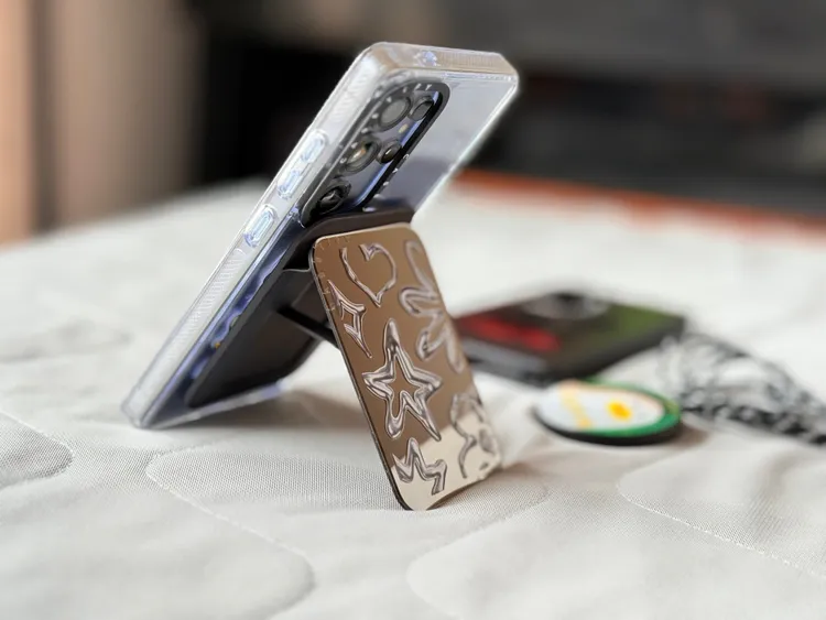 鏡面支架磁力相當足夠，能夠輕鬆支撐S25 Ultra使用。趙筱文攝