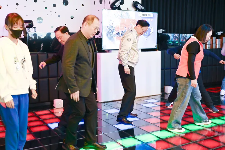 張善政體驗場內活動設施。桃園市府提供