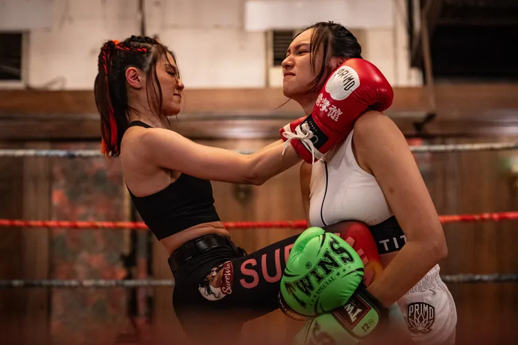 周秀娜（左）和王丹妮為了搶男友打上擂台。華映提供