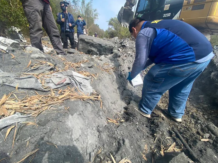 經現場勘查，表層即發現營建廢棄物及疑似廢鋁渣。環保局提供