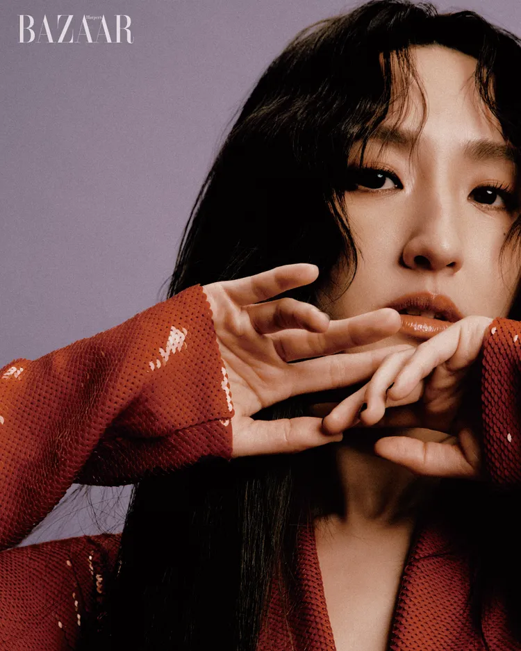 柯佳嬿穿著Ferragamo洋裝拍攝《Harper’s BAZAAR》封面。《Harper’s BAZAAR》國際中文版提供