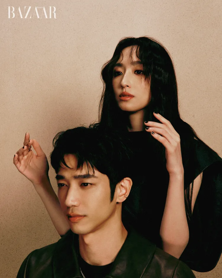 柯佳嬿（右）、劉以豪（左）拍攝《Harper’s BAZAAR》封面。《Harper’s BAZAAR》國際中文版提供