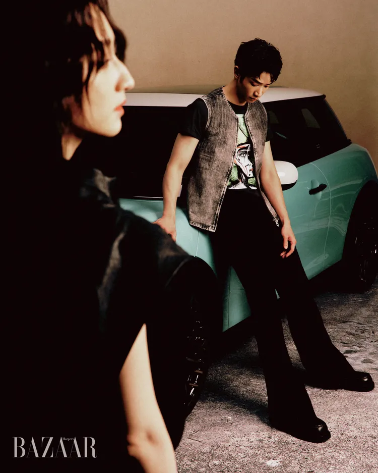 柯佳嬿（左）、劉以豪（右）拍攝《Harper’s BAZAAR》封面。《Harper’s BAZAAR》國際中文版提供