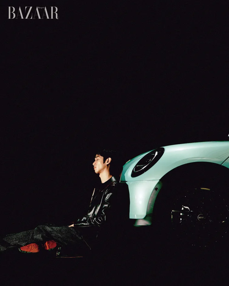 劉以豪穿著Prada外套、上衣、西裝褲拍攝《Harper’s BAZAAR》封面。《Harper’s BAZAAR》國際中文版提供