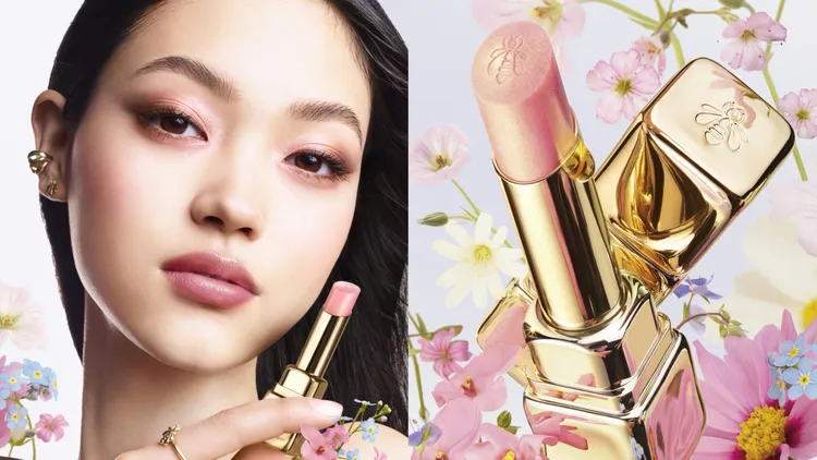 嬌蘭KISSKISS法式之吻波光蜜糖護唇膏，各1450元。品牌提供