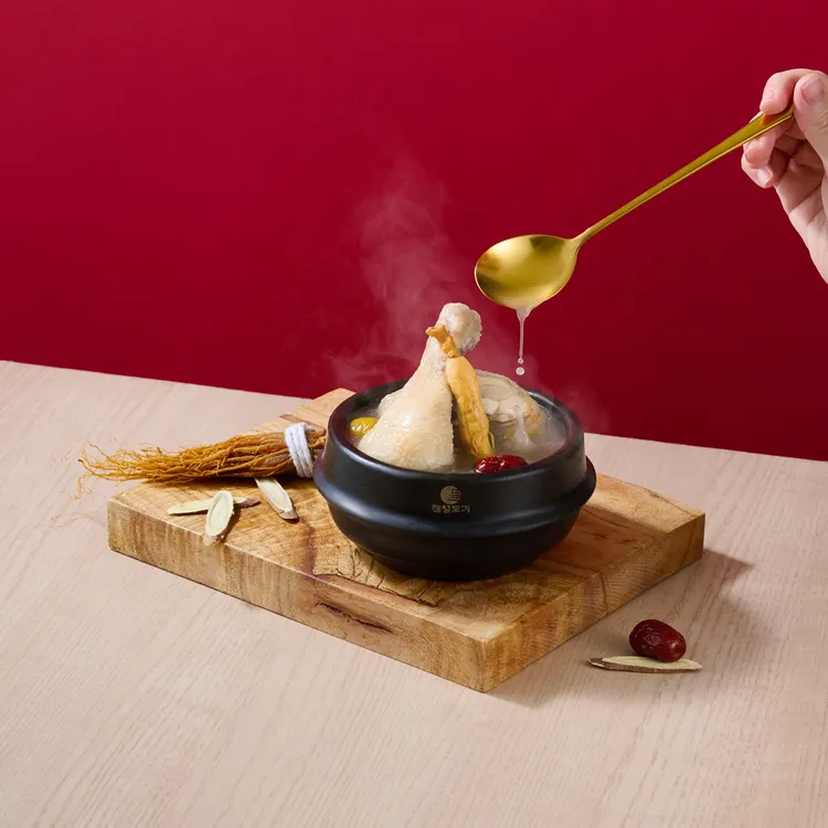 「初瓦韓式料理」期間限定的「人蔘雞湯煲」即日起人氣回歸，3月底前把握每周三完成「初瓦」IG任務，就能用優惠價59元換購。業者提供