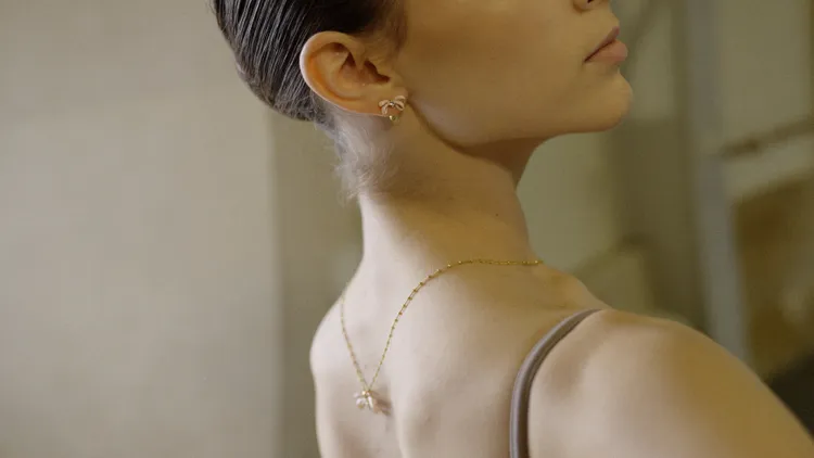 Les Néréides將蝴蝶結絲素運用到項鍊、耳環。品牌提供