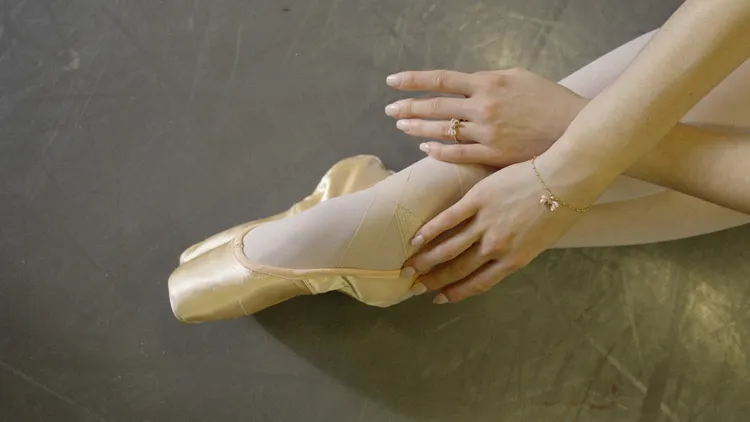 《吉賽兒》劇中出現的芭蕾舞鞋元素也是系列設計重點。品牌提供