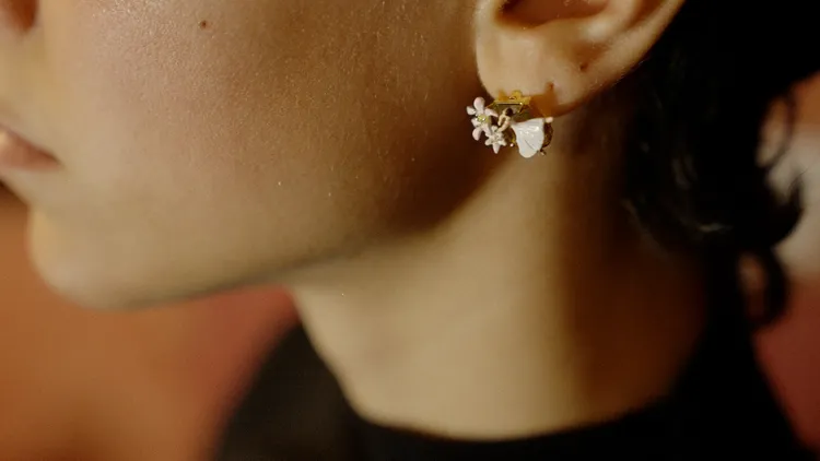 Les Néréides經典的芭蕾舞伶站在百合花旁翩翩起舞。品牌提供