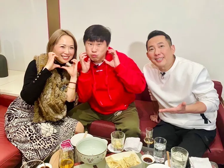 屈中恆（右起）、胡瓜和酒店媽媽桑玩起酒局遊戲。《下面一位》提供