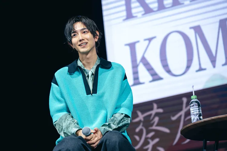 駒木根葵汰被小泡芙收服，扛一箱回家。華貴娛樂提供