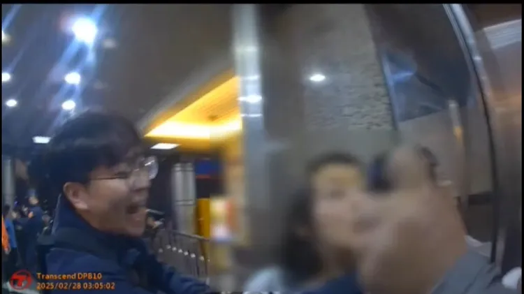 長髮女子與警方拉扯遭壓制送醫。翻攝照片