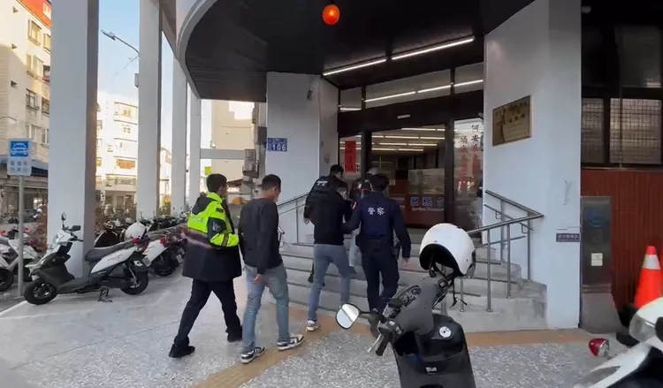 警方帶回鬧事兩邊6人依法送辦。翻攝照片