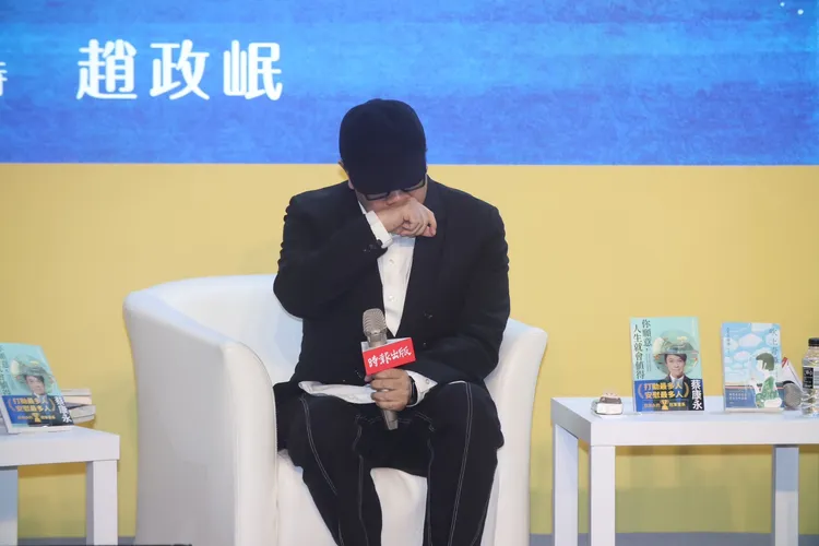 蔡康永掩面狂哭。攝影中心攝